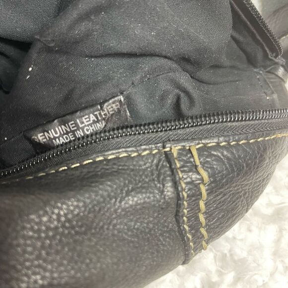 Fossil Black leather bucket style shoulder bag stitch accent & brass hardwares - Picture 13 of 13